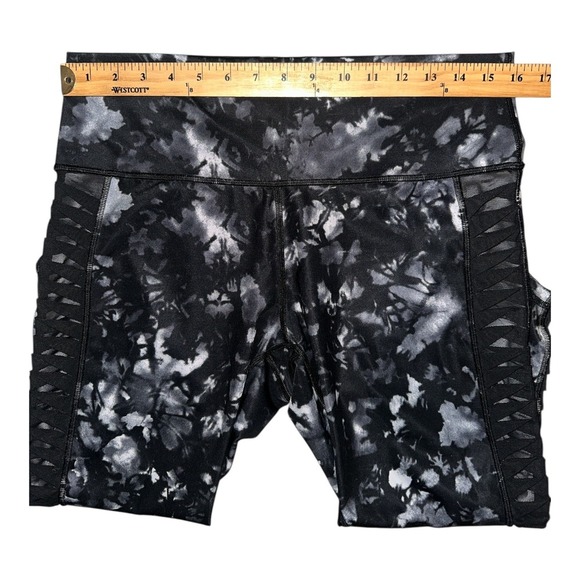 Lululemon Sunshine Saluatation Crop Black/White, Size 12 - Picture 7 of 11